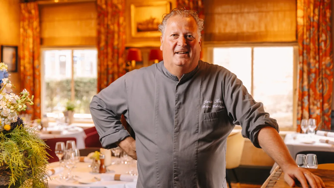 Chef-kok Roland Veldhuijzen in de eetzaal van Tante Koosje
