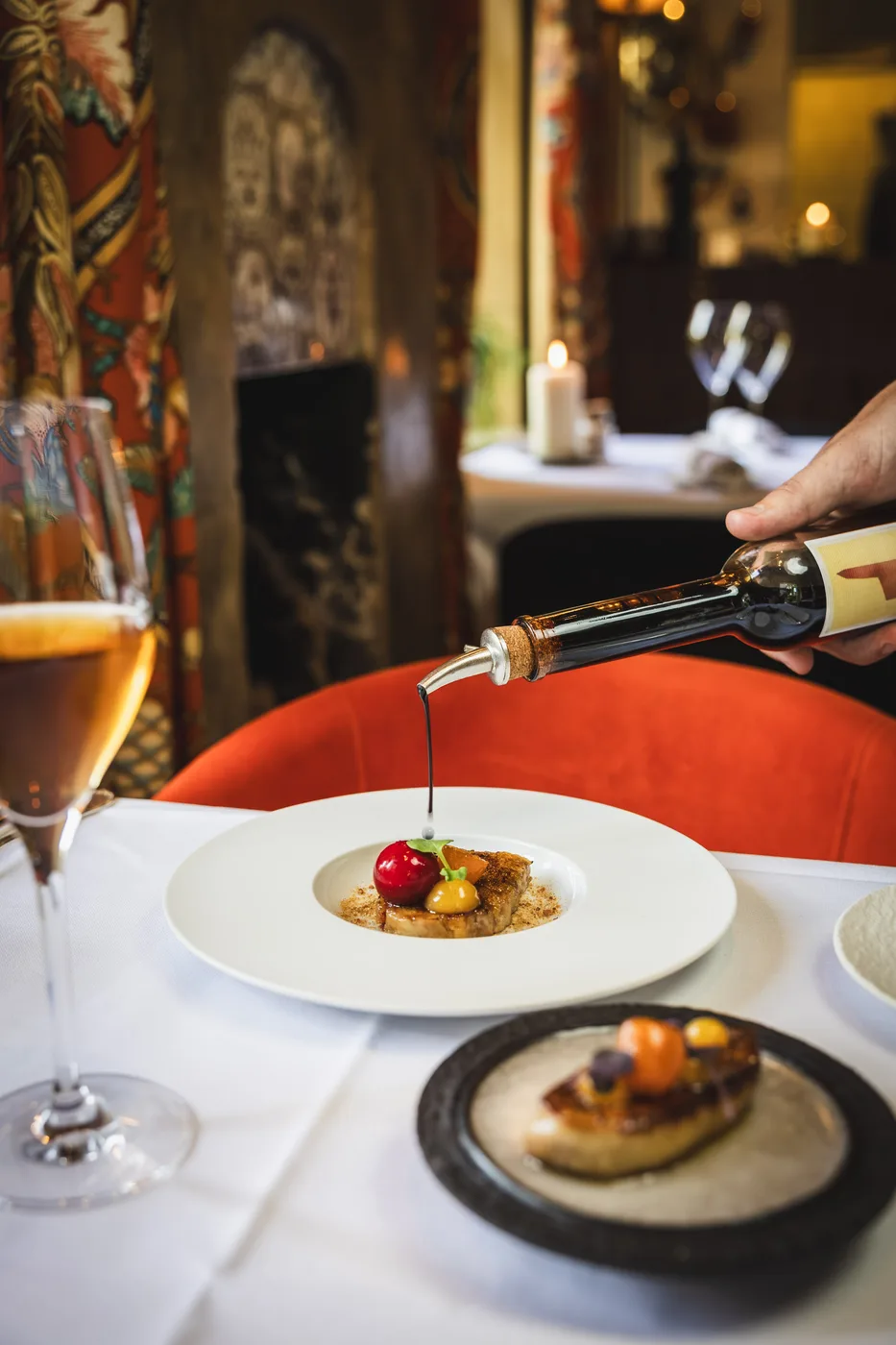 Een signature dish van chef Roland Veldhuijzen wordt afgewerkt met een scheut aceto balsamico
