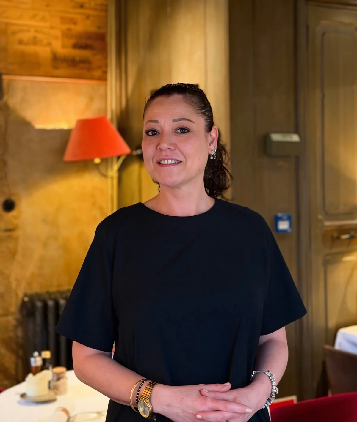 Gastvrouw Ilkay Tinmaz in de eetzaal van Tante Koosje