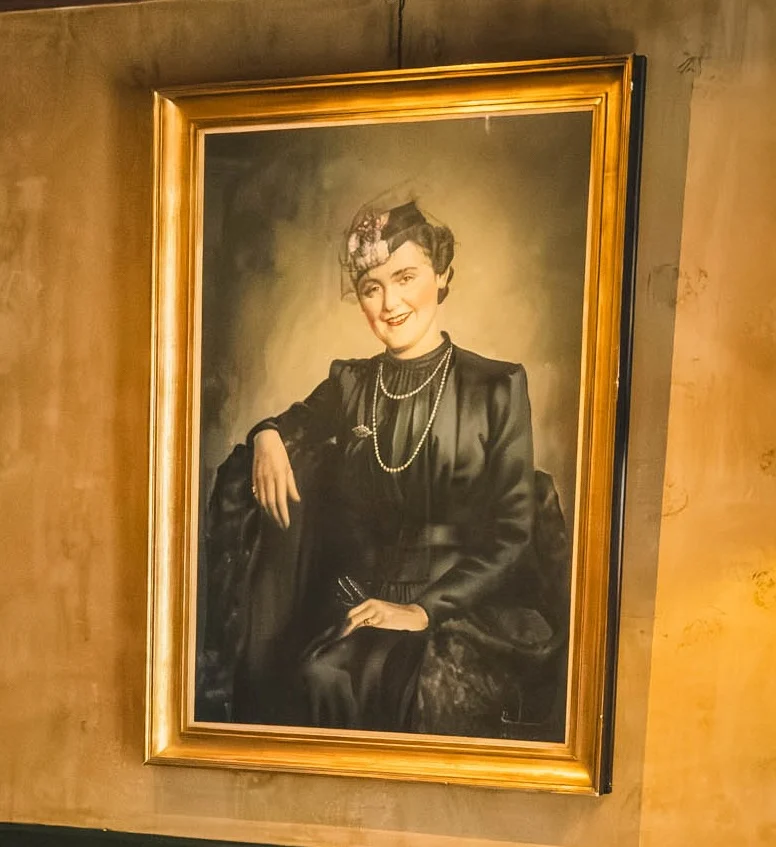 Het geschilderde portret van Koosje Edema in vergulde lijst, dat in de Huiskamer van het restaurant hangt