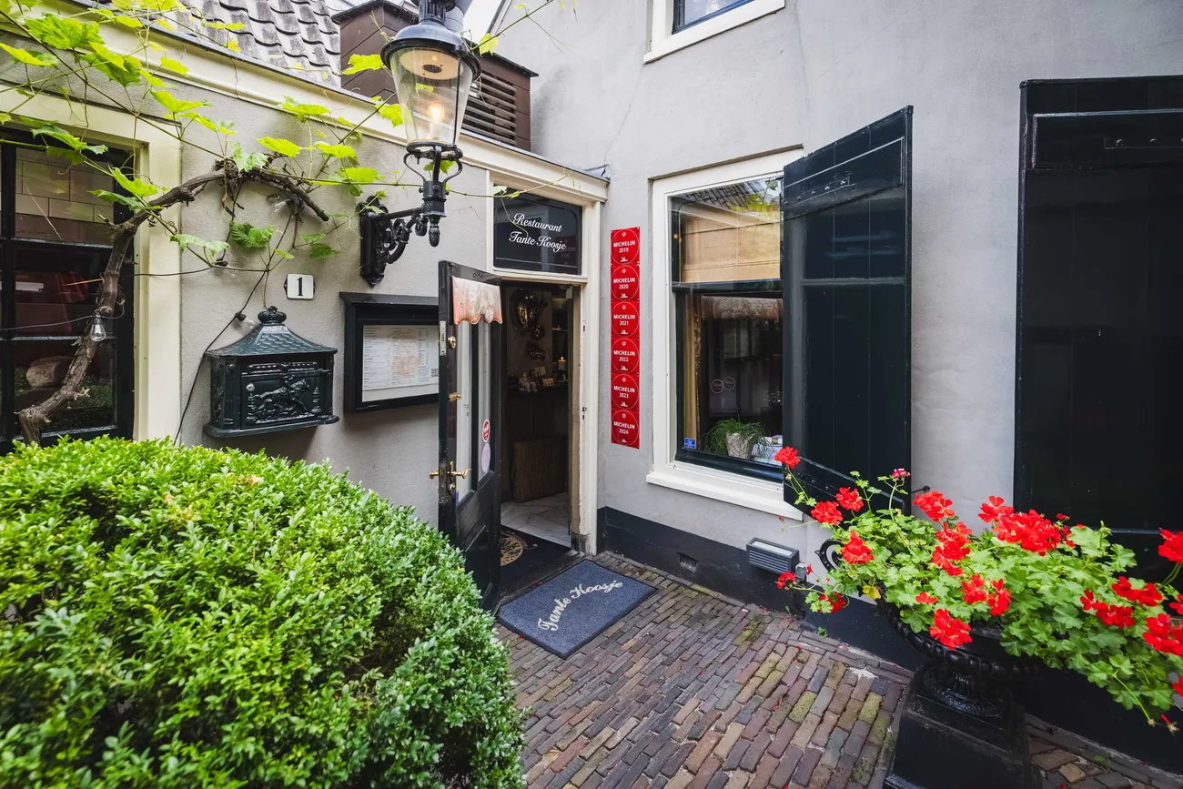 De voordeur van Restaurant Tante Koosje, met de Michelinster-plaquettes van 2019 tot en met 2024