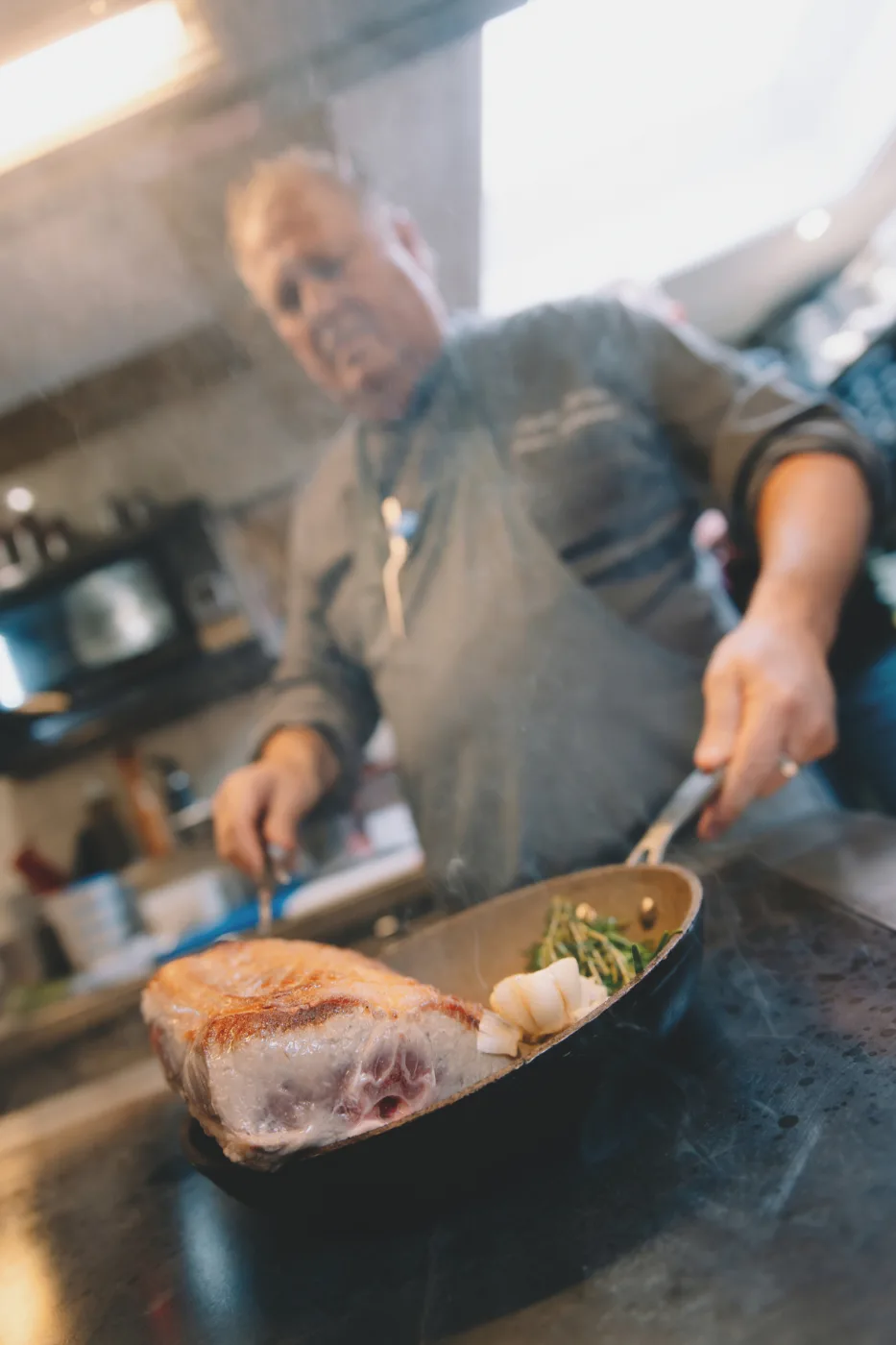 Chef Roland Veldhuijzen schroeit vlees in de keuken van Tante Koosje