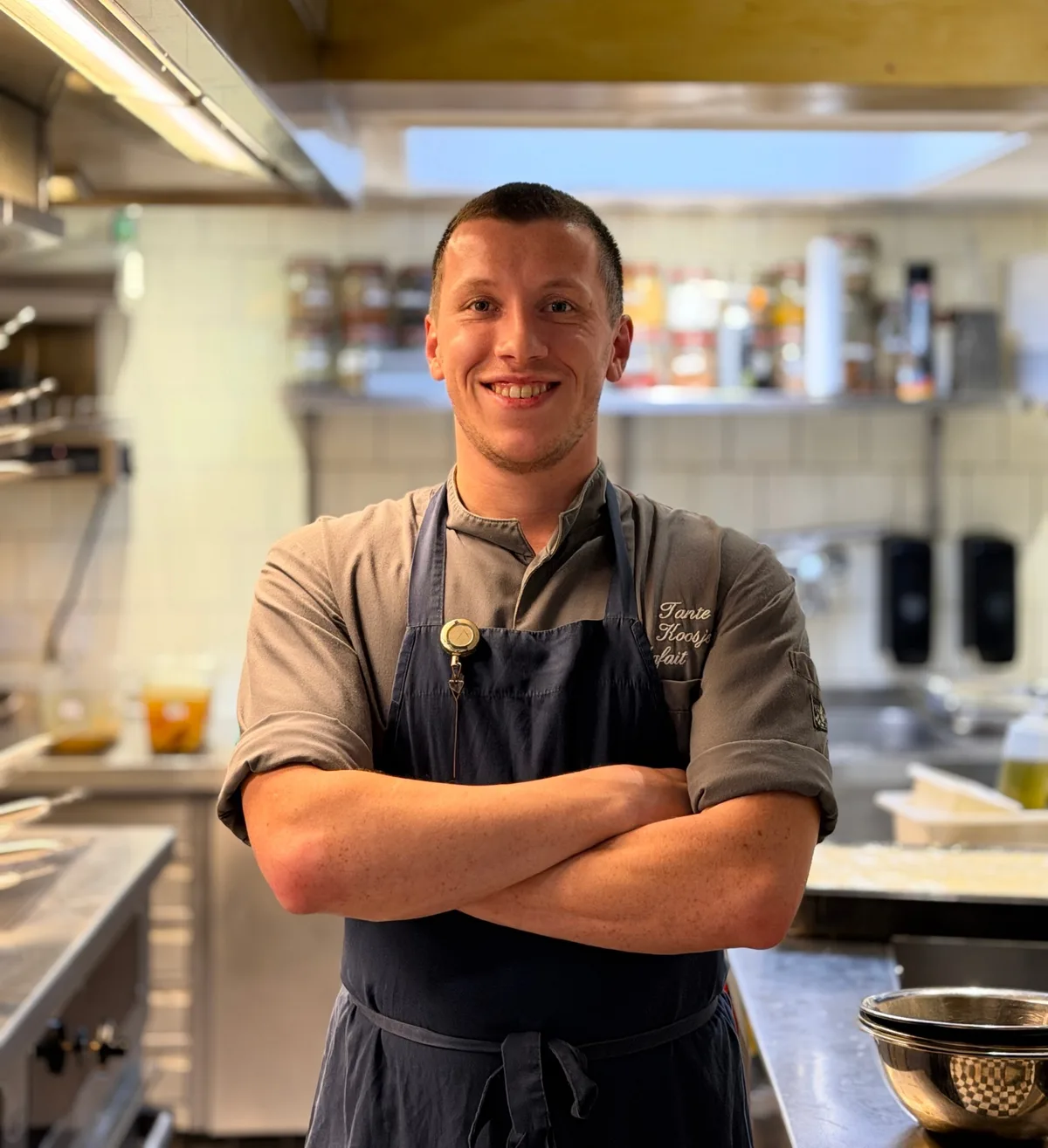 Sous-chef Bas Mafait met de armen over elkaar in de keuken van Tante Koosje